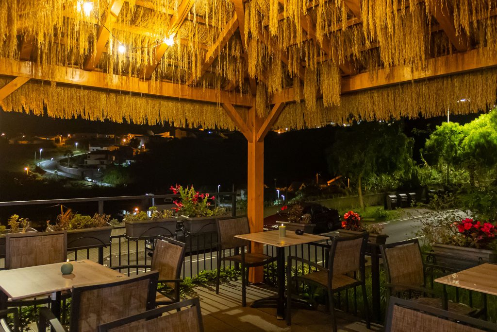 Restaurante em Santana. Foto do exterior. Esplanada. Terra Simples.